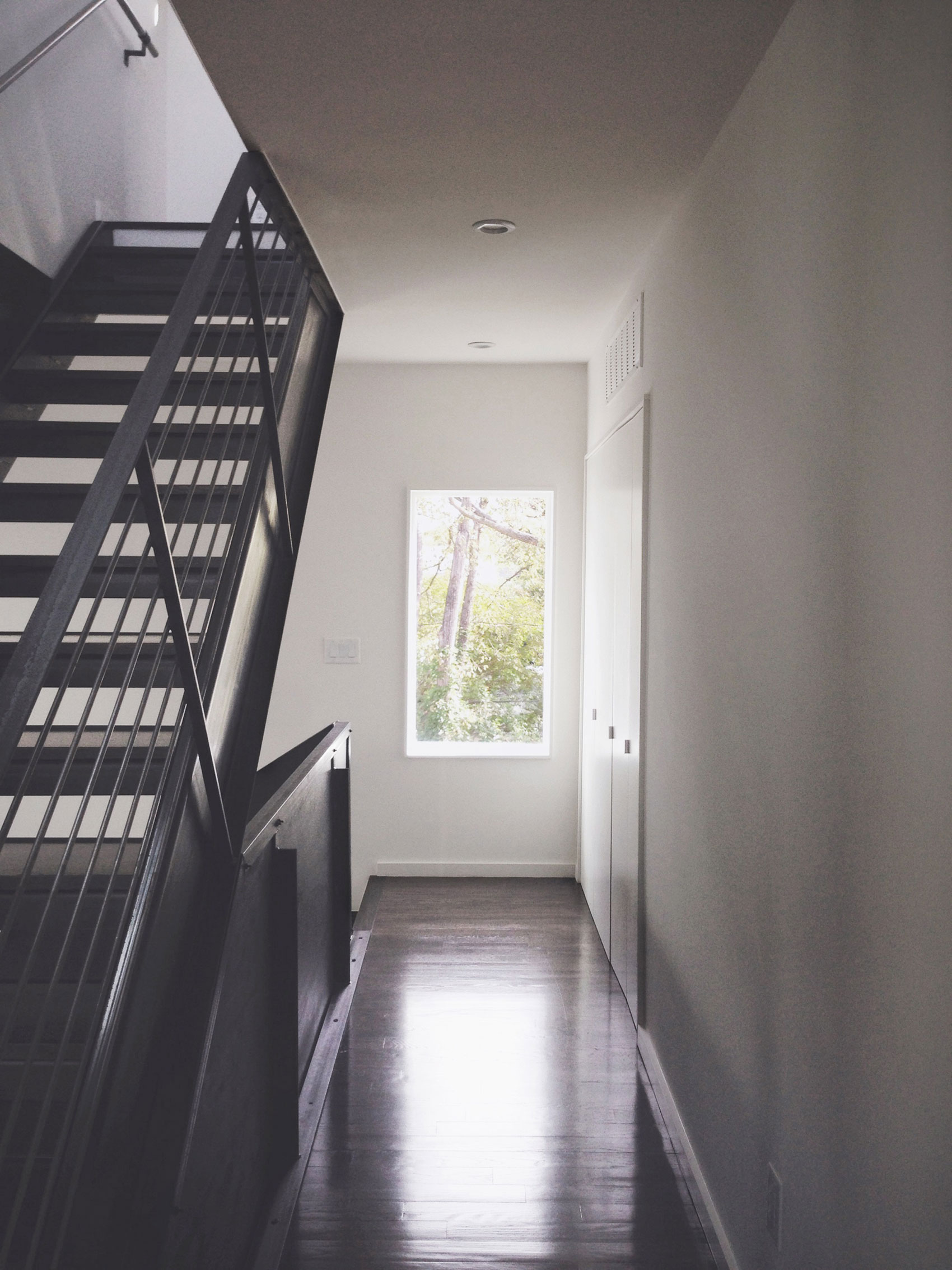 A Stylish and Dramatic Contemporary Home with Natural Light in North Carolina by Raleigh Architecture Company (12)