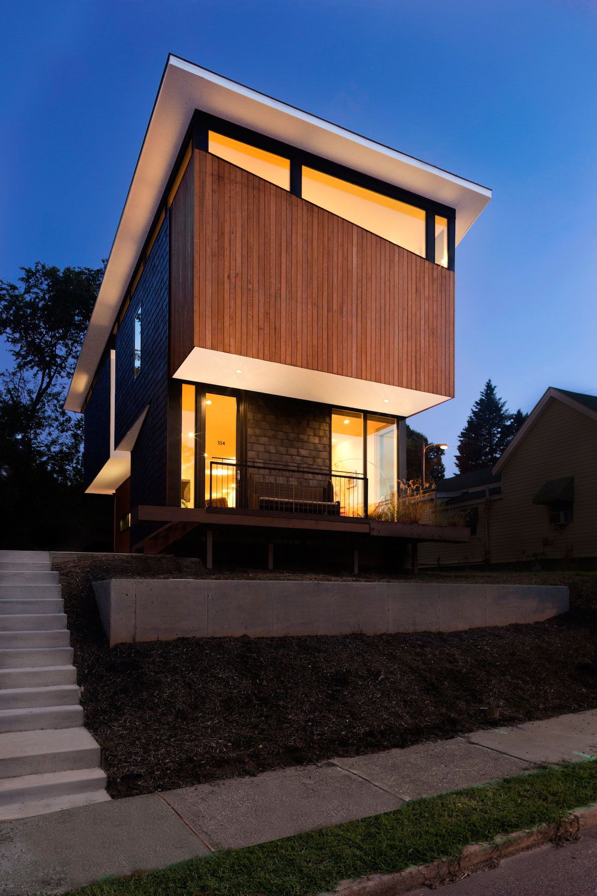 A Stylish and Dramatic Contemporary Home with Natural Light in North Carolina by Raleigh Architecture Company (15)
