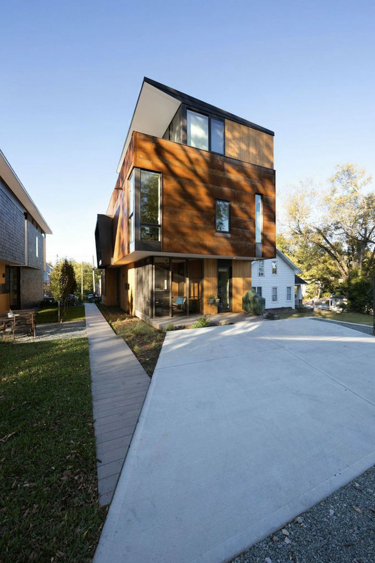 A Stylish and Dramatic Contemporary Home with Natural Light in North Carolina by Raleigh Architecture Company (5)