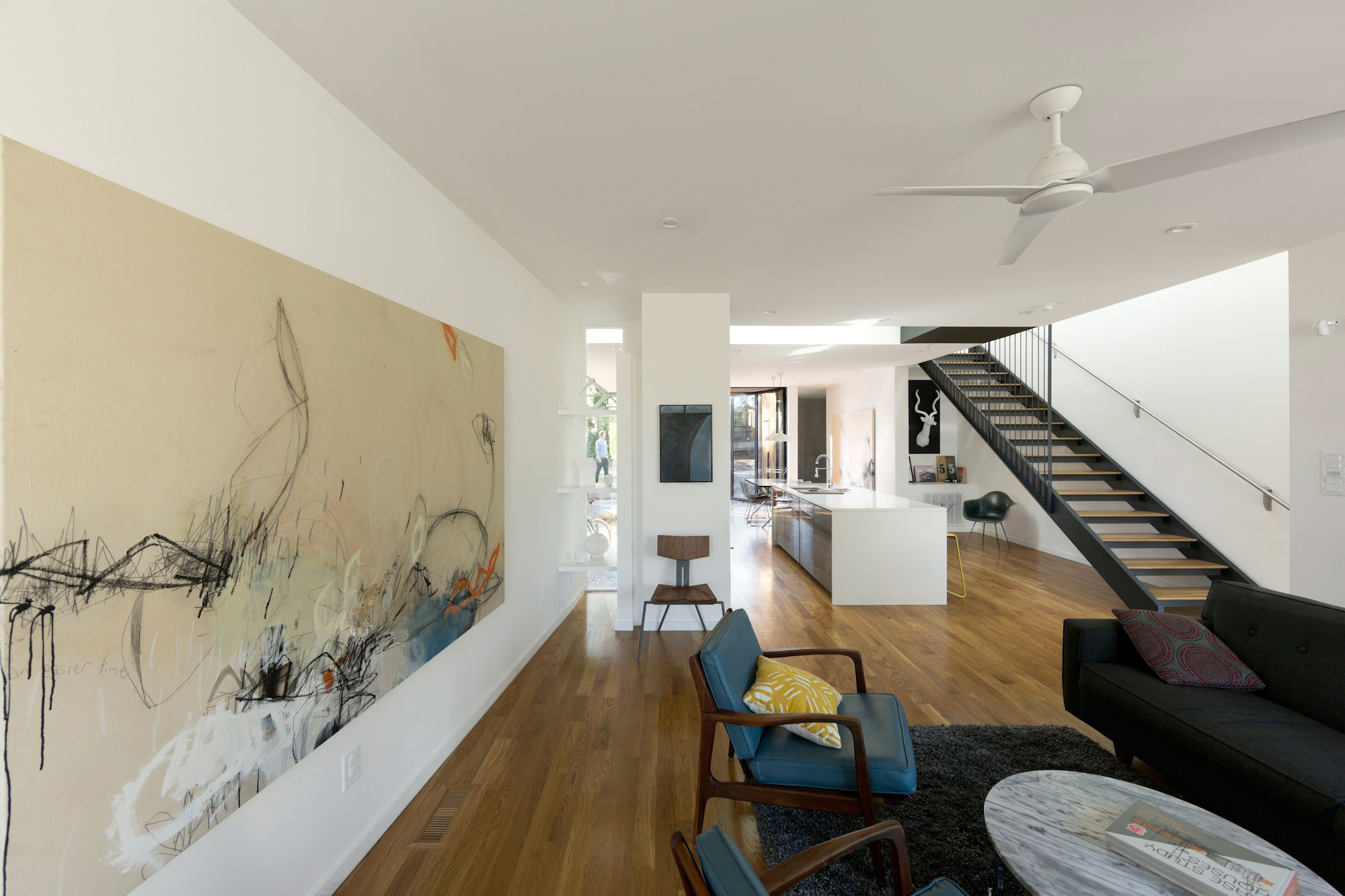 A Stylish and Dramatic Contemporary Home with Natural Light in North Carolina by Raleigh Architecture Company (6)