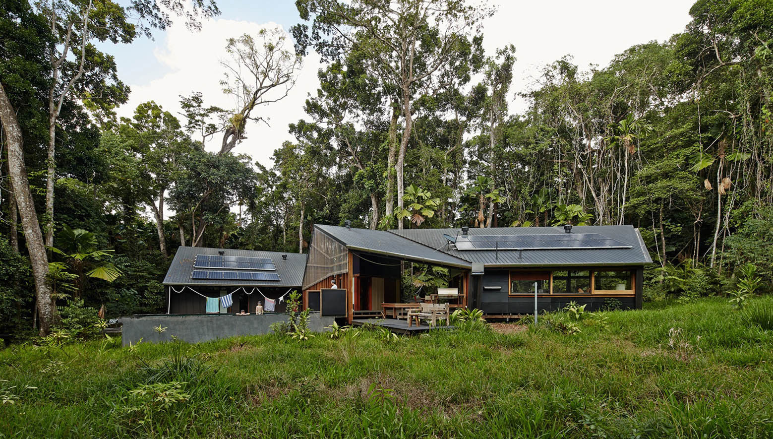 A Stylish and Eco-Friendly Home in a Tropical Rainforest of Queensland by M3 architecture (1)