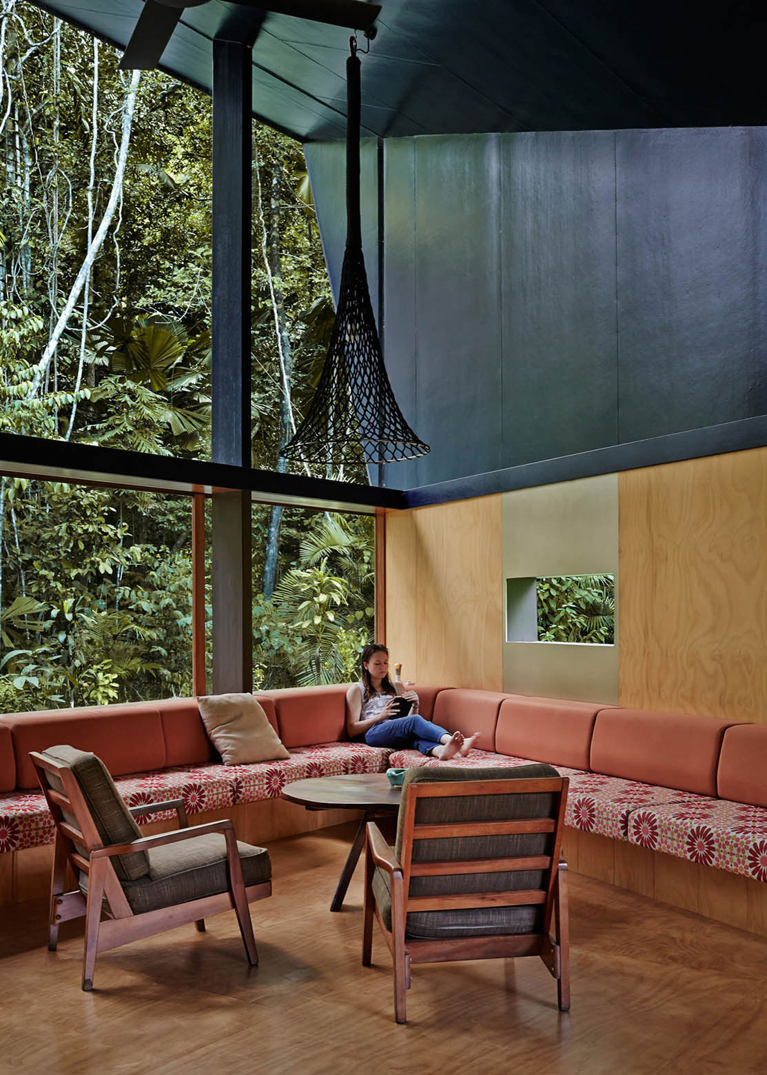 A Stylish and Eco-Friendly Home in a Tropical Rainforest of Queensland by M3 architecture (14)