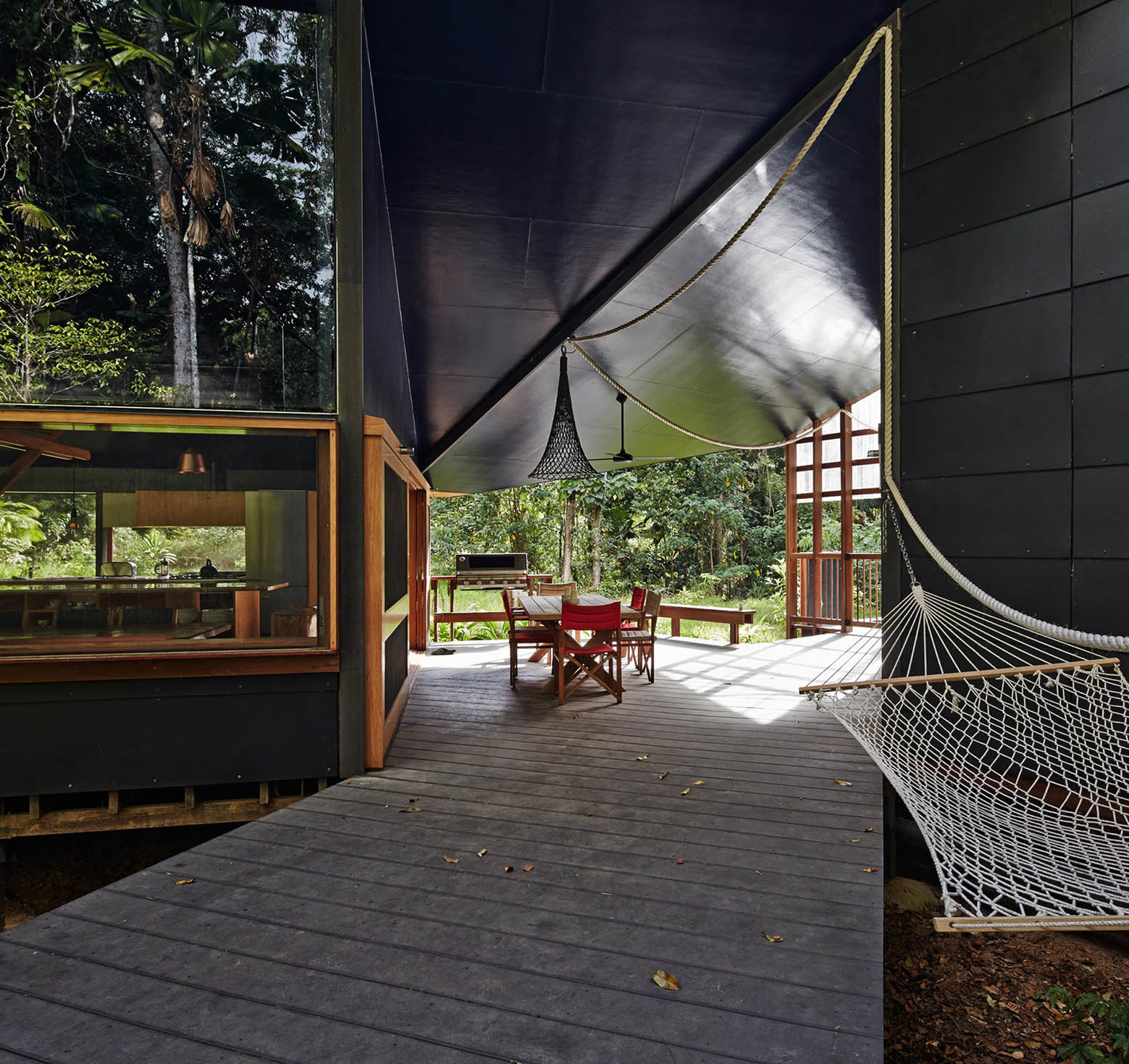 A Stylish and Eco-Friendly Home in a Tropical Rainforest of Queensland by M3 architecture (8)