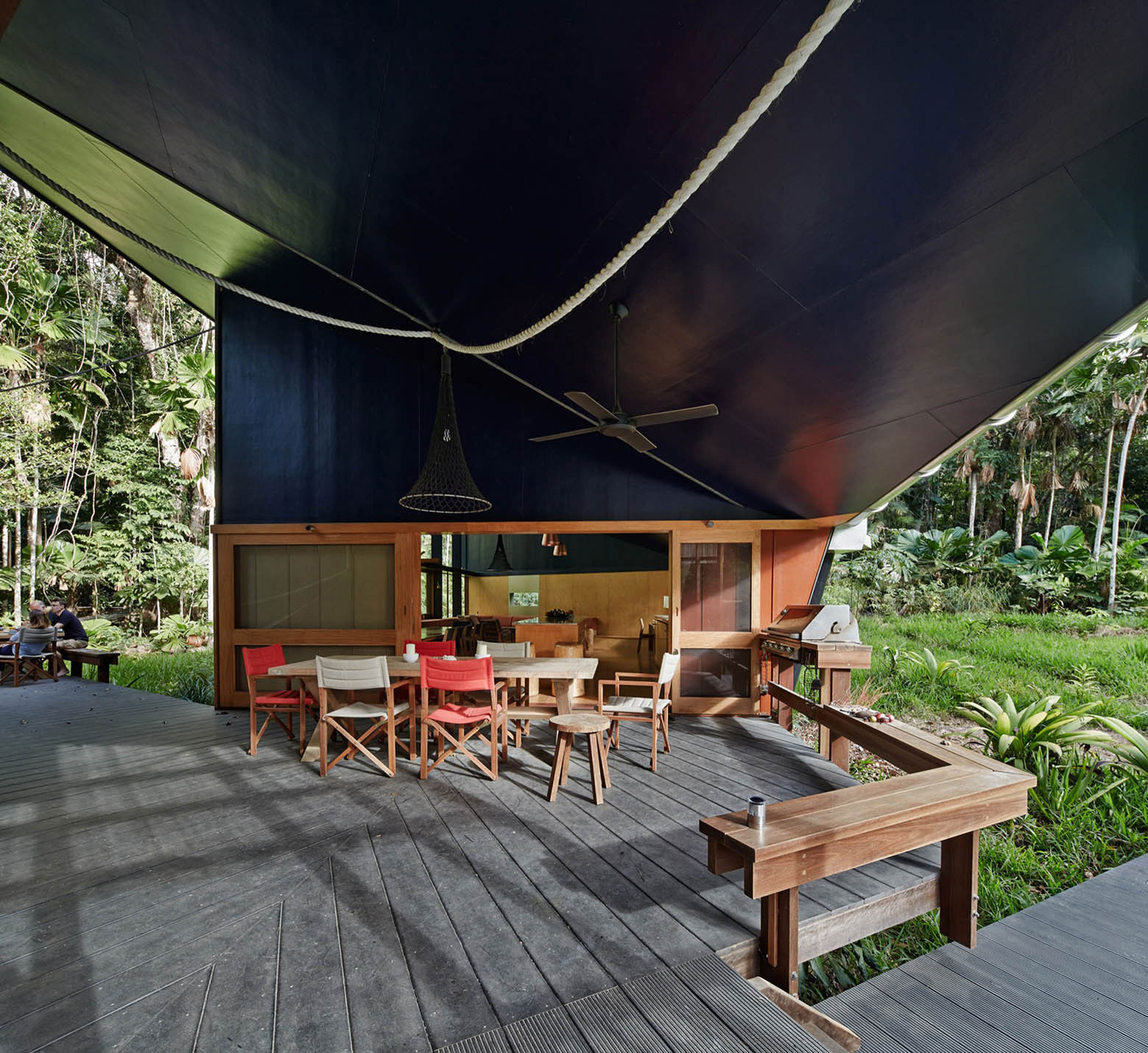 A Stylish and Eco-Friendly Home in a Tropical Rainforest of Queensland by M3 architecture (9)
