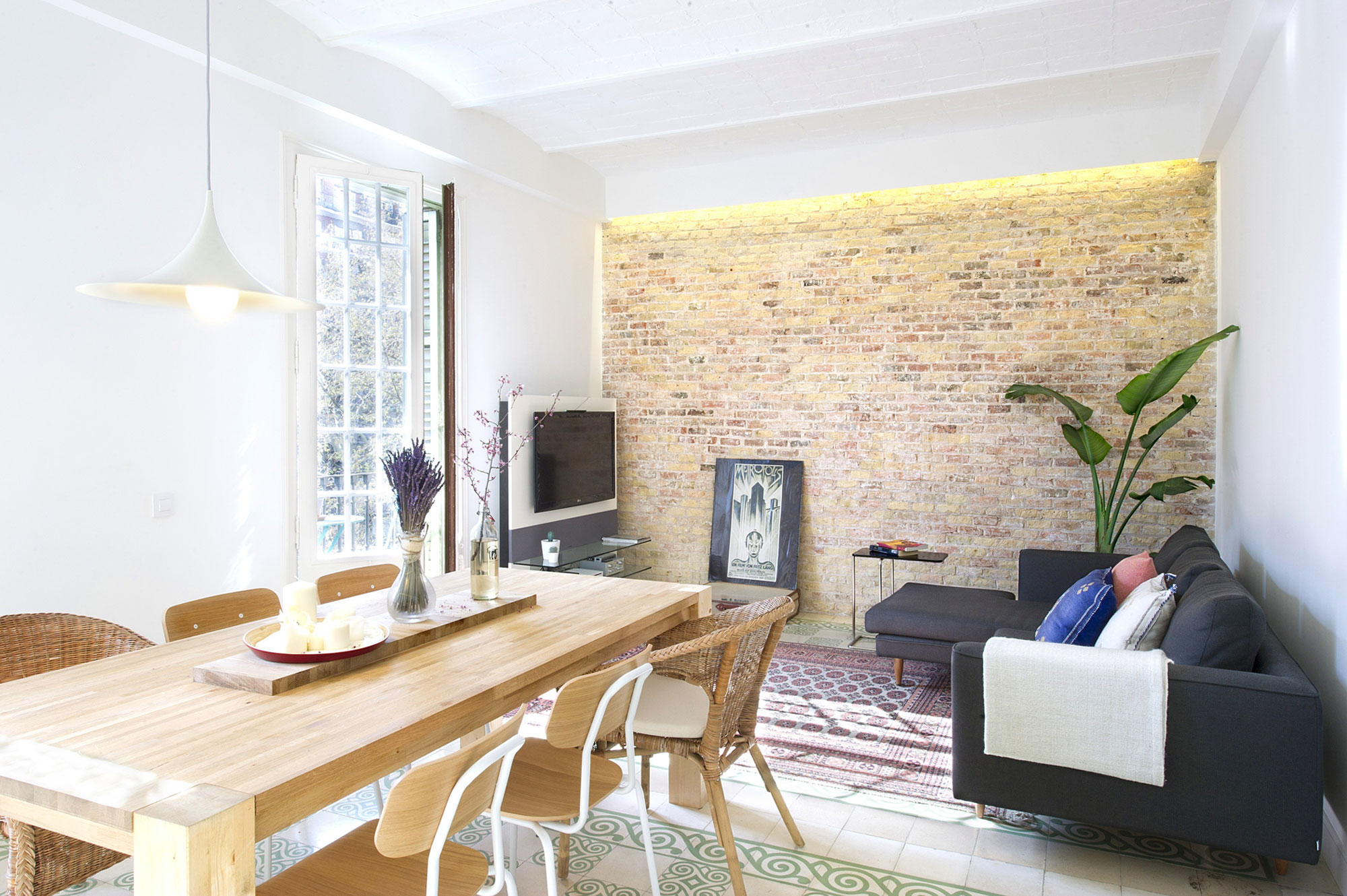 A Stylish and Vibrant Contemporary Flat in Barcelona, Spain by Egue y Seta (1)