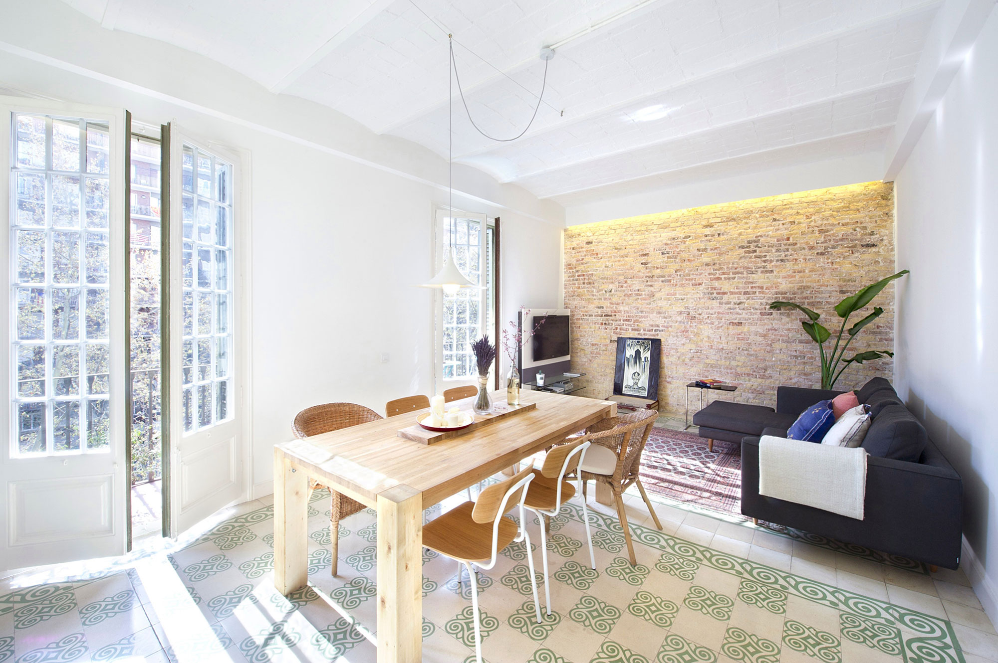 A Stylish and Vibrant Contemporary Flat in Barcelona, Spain by Egue y Seta (11)