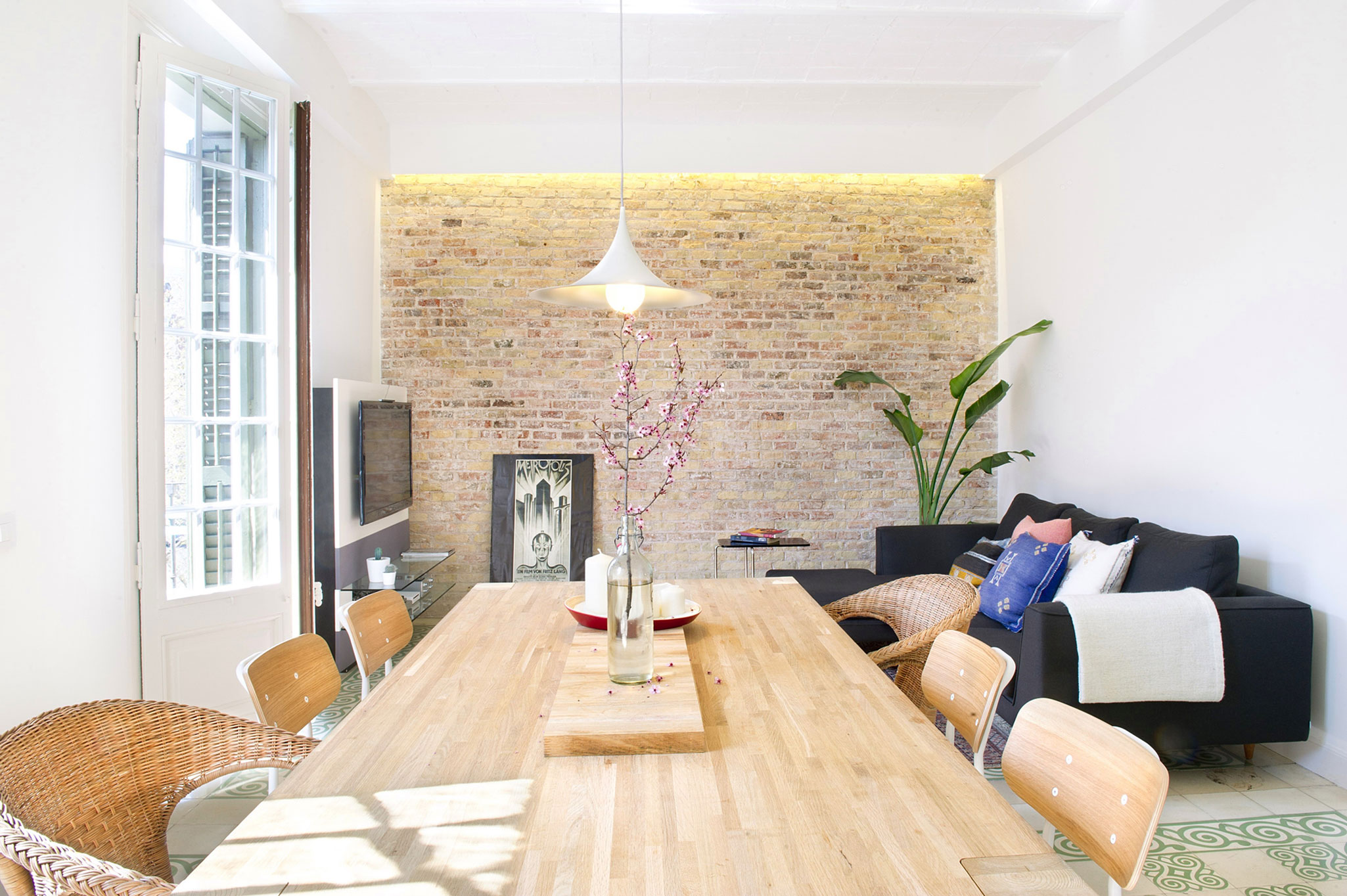 A Stylish and Vibrant Contemporary Flat in Barcelona, Spain by Egue y Seta (12)