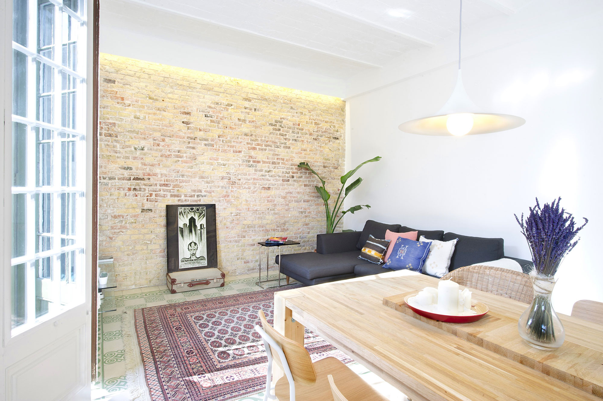 A Stylish and Vibrant Contemporary Flat in Barcelona, Spain by Egue y Seta (14)