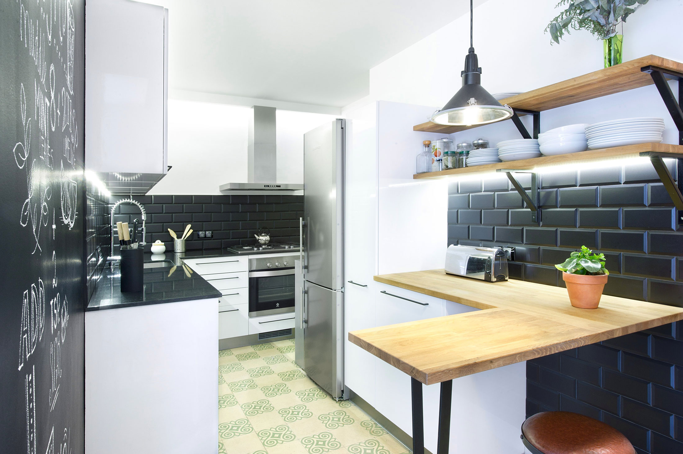 A Stylish and Vibrant Contemporary Flat in Barcelona, Spain by Egue y Seta (17)