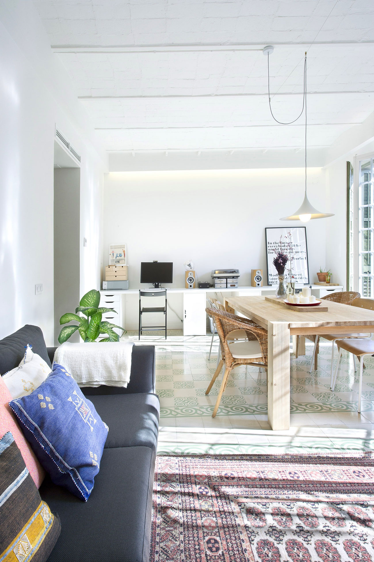 A Stylish and Vibrant Contemporary Flat in Barcelona, Spain by Egue y Seta (2)