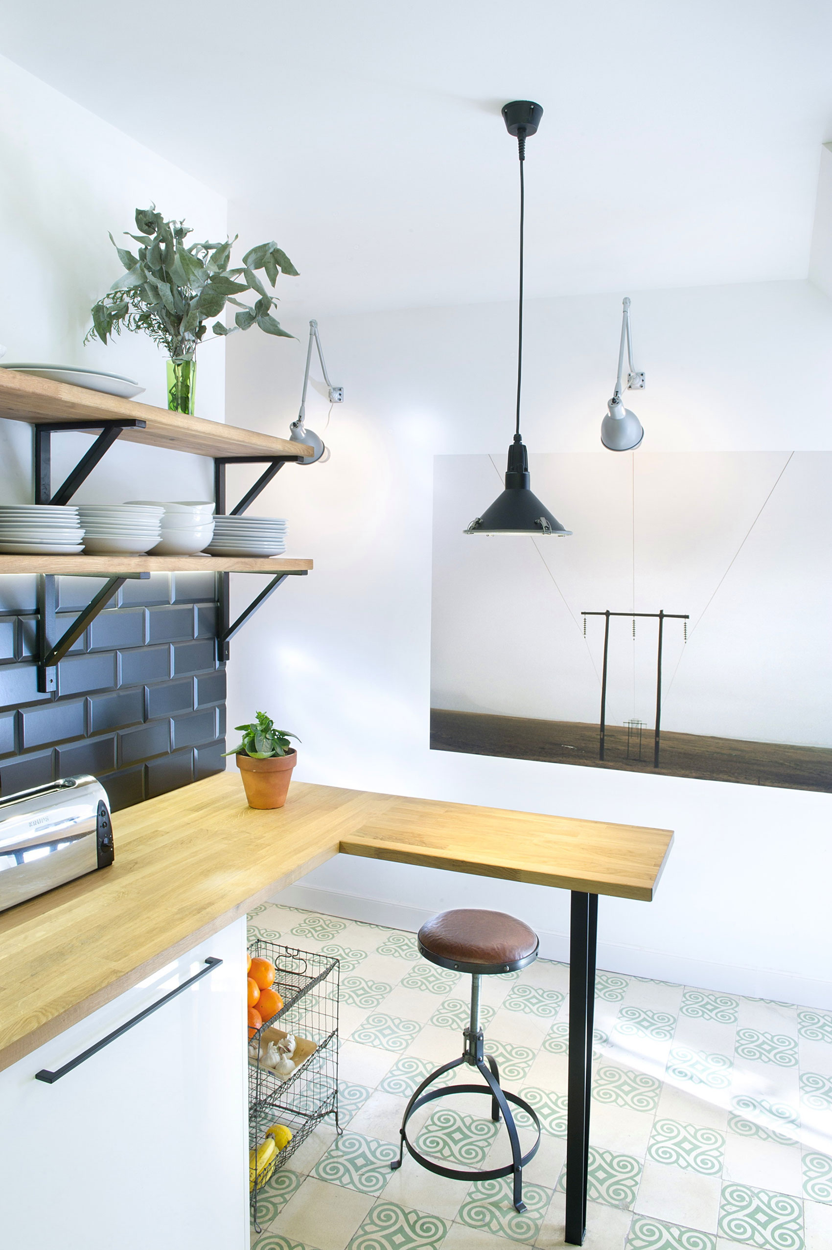A Stylish and Vibrant Contemporary Flat in Barcelona, Spain by Egue y Seta (22)