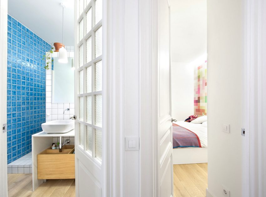 A Stylish and Vibrant Contemporary Flat in Barcelona, Spain by Egue y Seta (26)