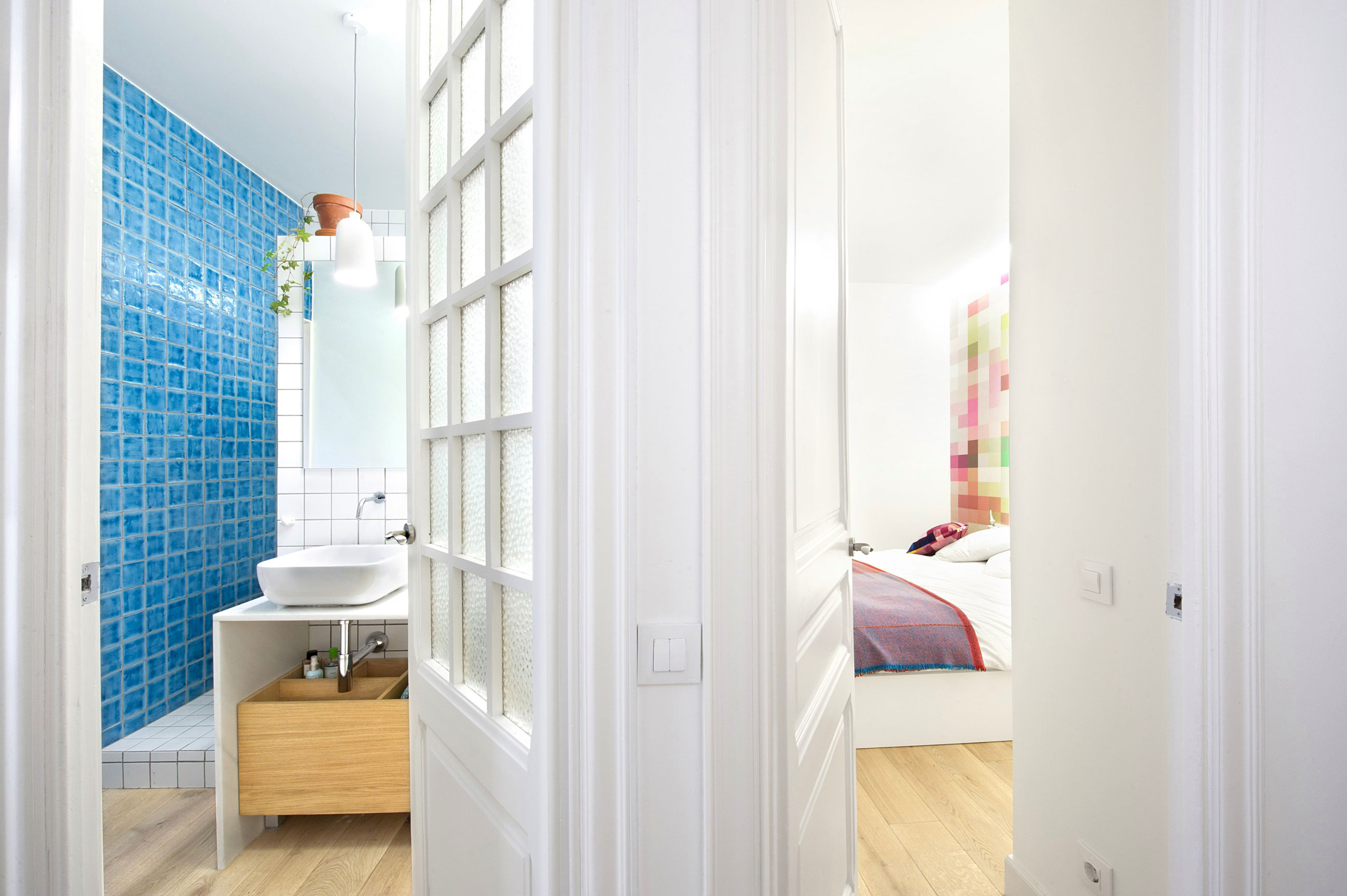 A Stylish and Vibrant Contemporary Flat in Barcelona, Spain by Egue y Seta (26)