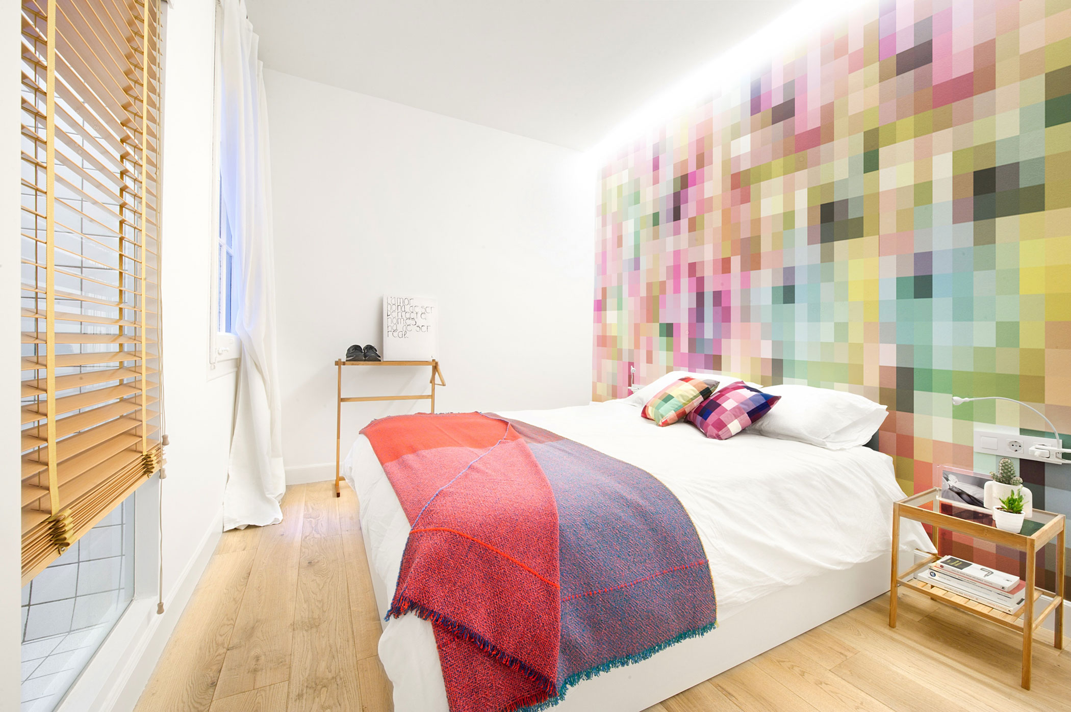 A Stylish and Vibrant Contemporary Flat in Barcelona, Spain by Egue y Seta (27)