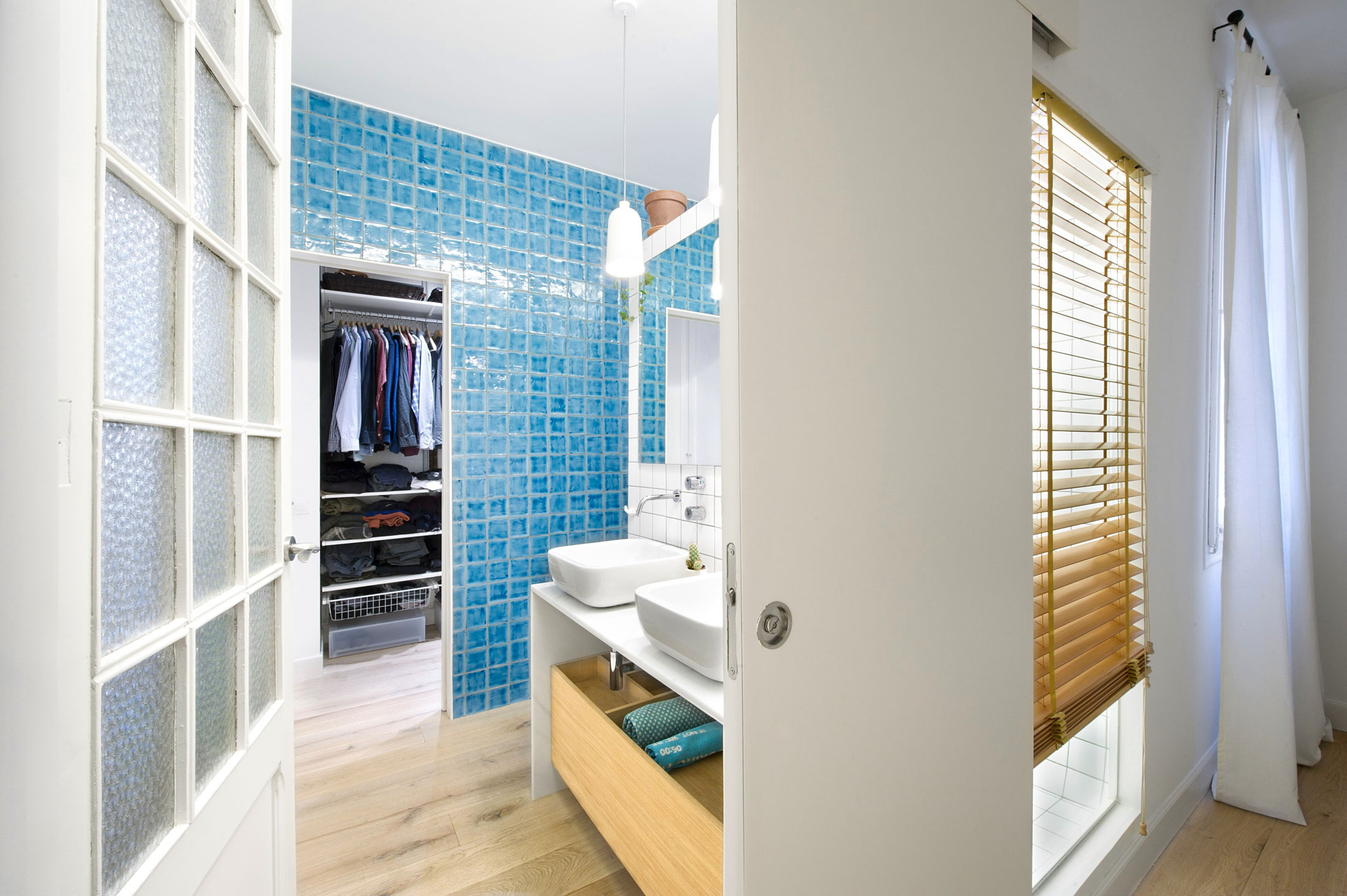 A Stylish and Vibrant Contemporary Flat in Barcelona, Spain by Egue y Seta (28)