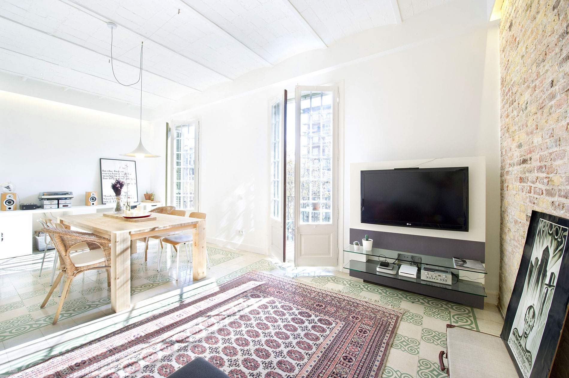 A Stylish and Vibrant Contemporary Flat in Barcelona, Spain by Egue y Seta (3)