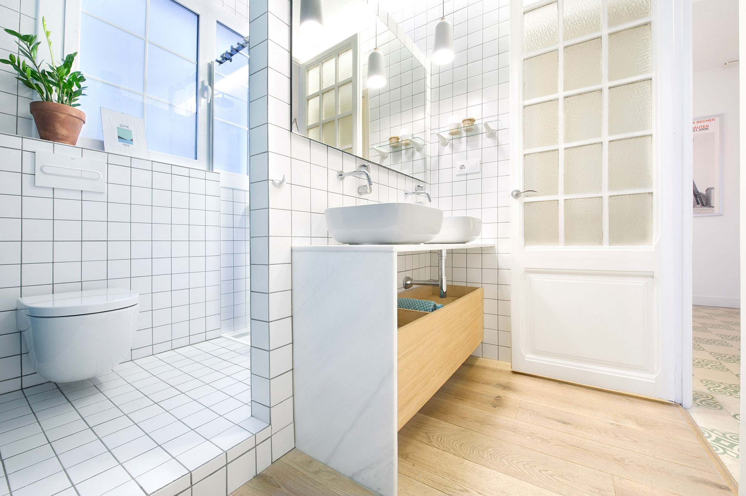 A Stylish and Vibrant Contemporary Flat in Barcelona, Spain by Egue y Seta (31)