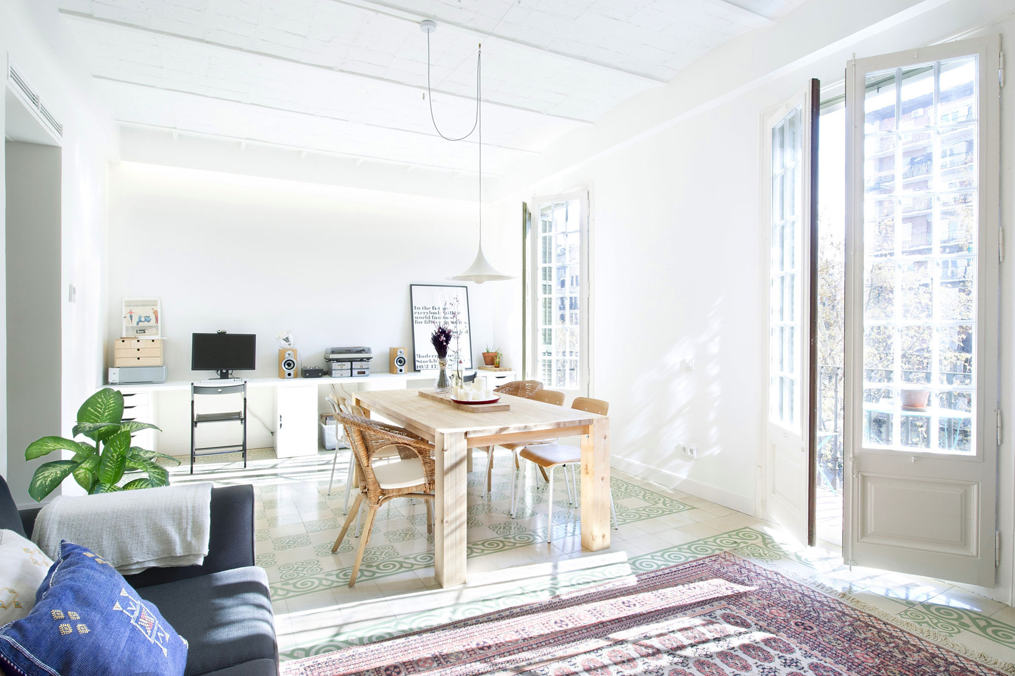 A Stylish and Vibrant Contemporary Flat in Barcelona, Spain by Egue y Seta (4)