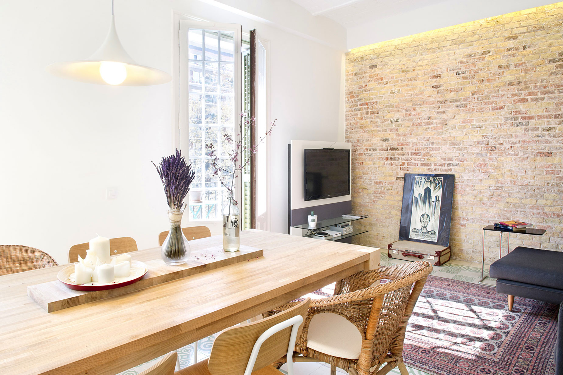 A Stylish and Vibrant Contemporary Flat in Barcelona, Spain by Egue y Seta (9)