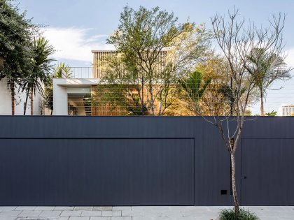 A Stylish and Vibrant Home with Simple and Practical Interiors in São Paulo by Felipe Hess (1)