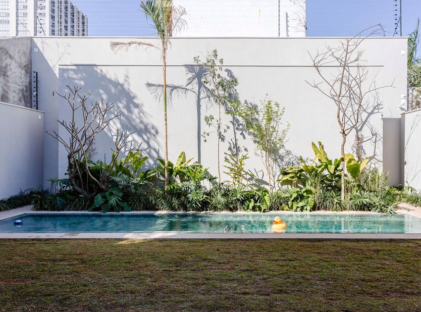 A Stylish and Vibrant Home with Simple and Practical Interiors in São Paulo by Felipe Hess (10)
