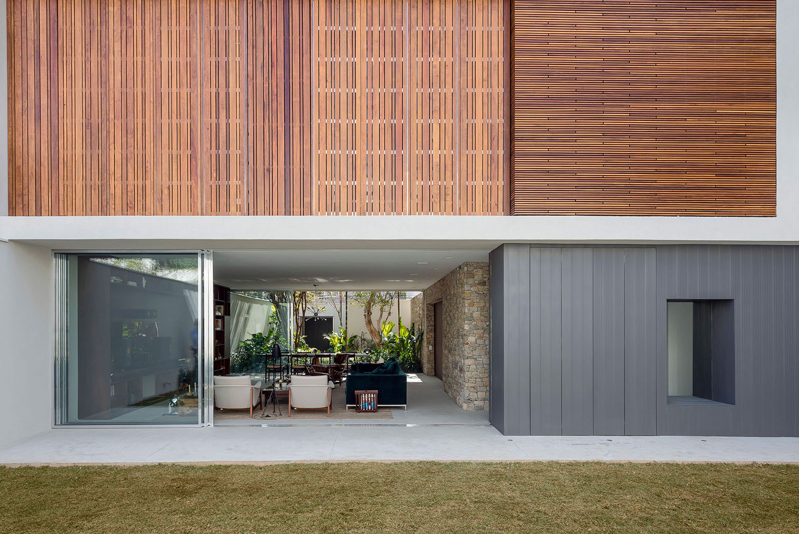 A Stylish and Vibrant Home with Simple and Practical Interiors in São Paulo by Felipe Hess (12)