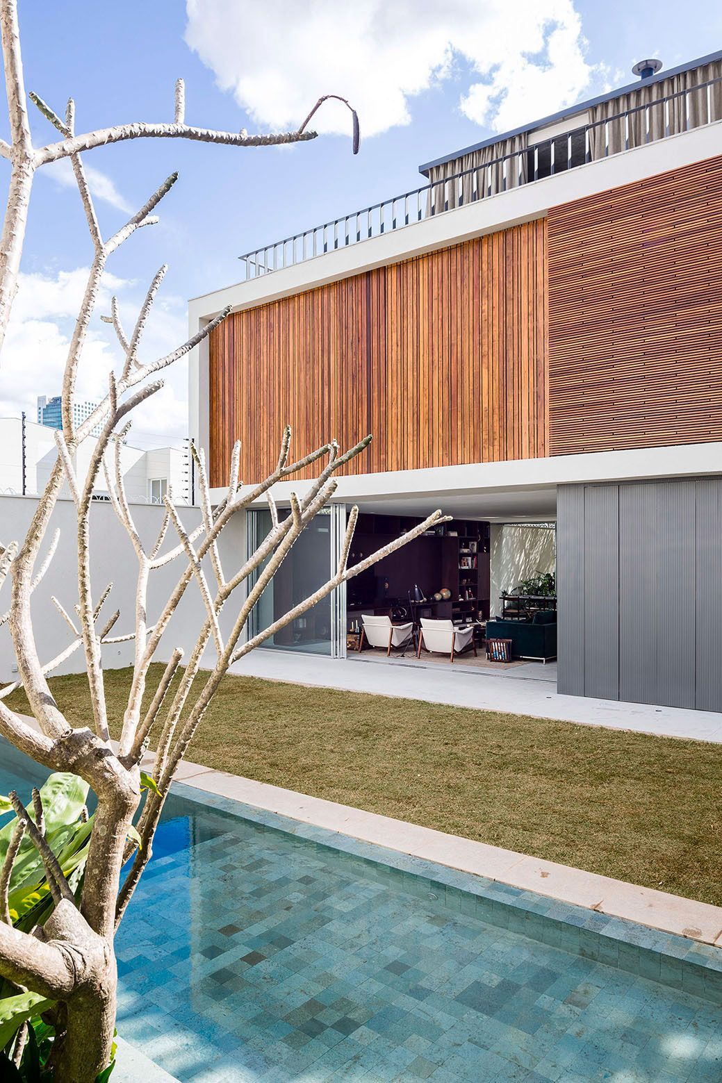 A Stylish and Vibrant Home with Simple and Practical Interiors in São Paulo by Felipe Hess (13)