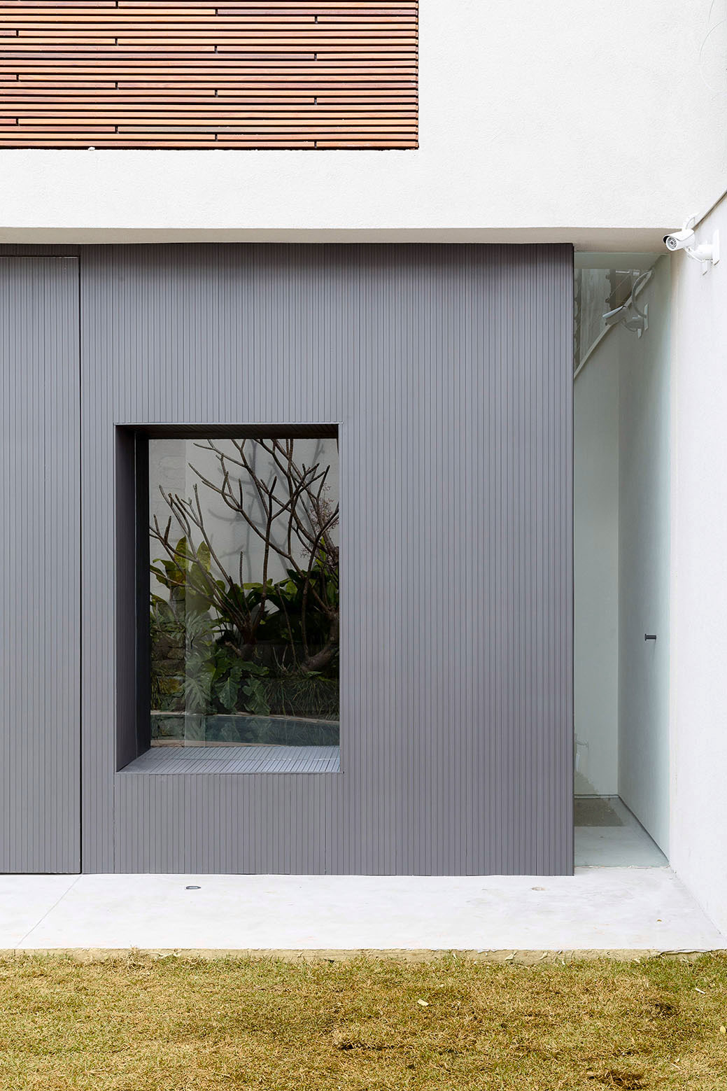 A Stylish and Vibrant Home with Simple and Practical Interiors in São Paulo by Felipe Hess (14)