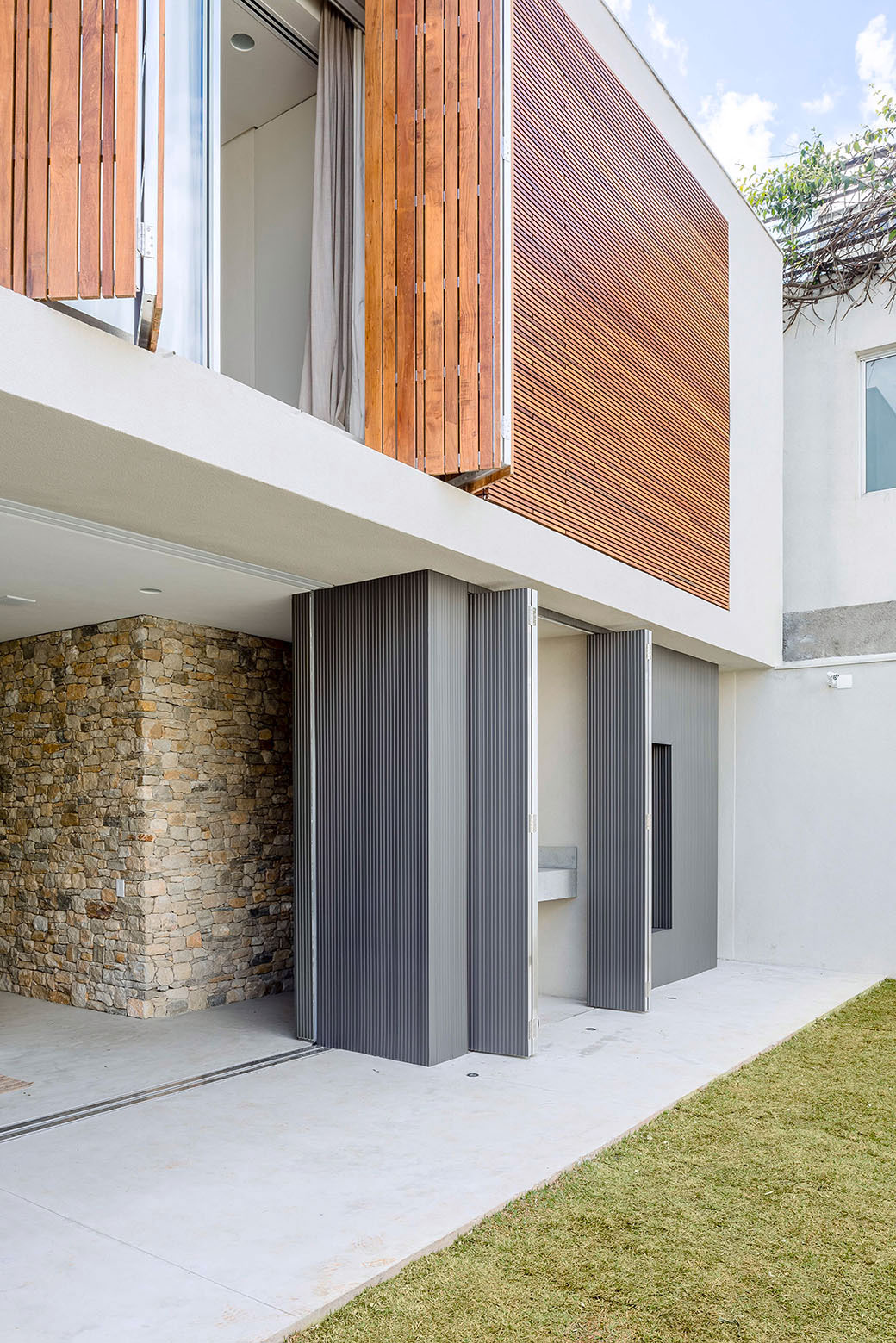 A Stylish and Vibrant Home with Simple and Practical Interiors in São Paulo by Felipe Hess (16)