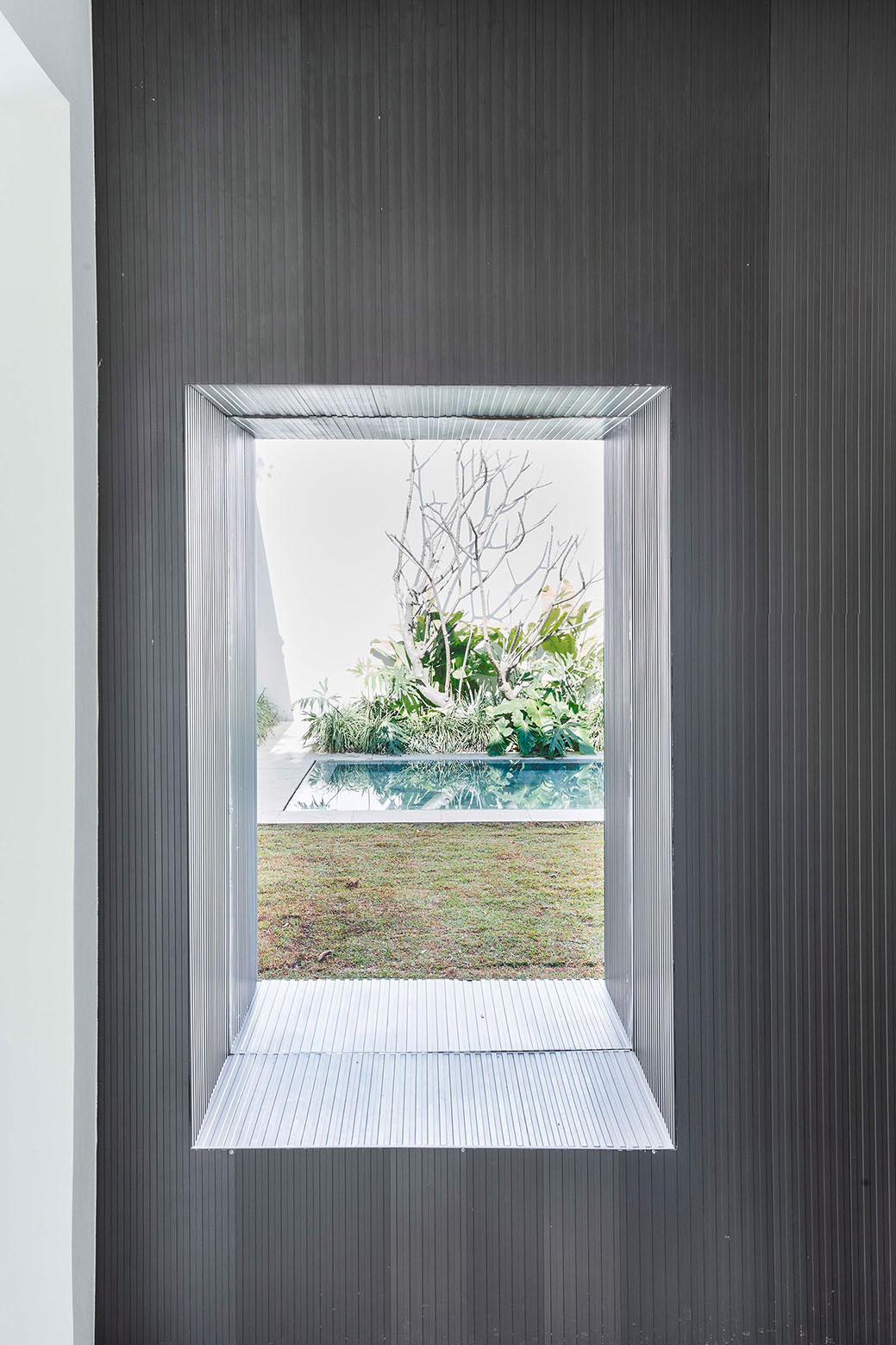 A Stylish and Vibrant Home with Simple and Practical Interiors in São Paulo by Felipe Hess (18)