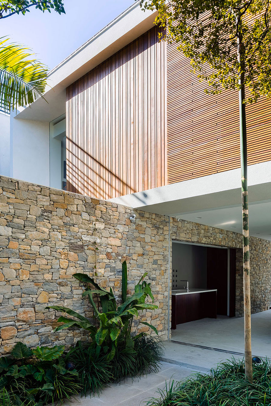 A Stylish and Vibrant Home with Simple and Practical Interiors in São Paulo by Felipe Hess (19)