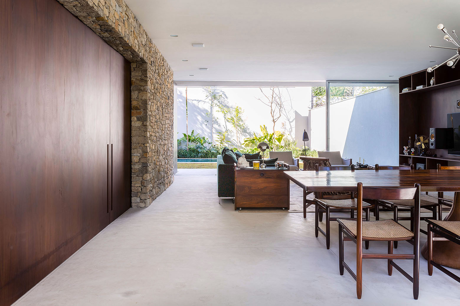 A Stylish and Vibrant Home with Simple and Practical Interiors in São Paulo by Felipe Hess (21)