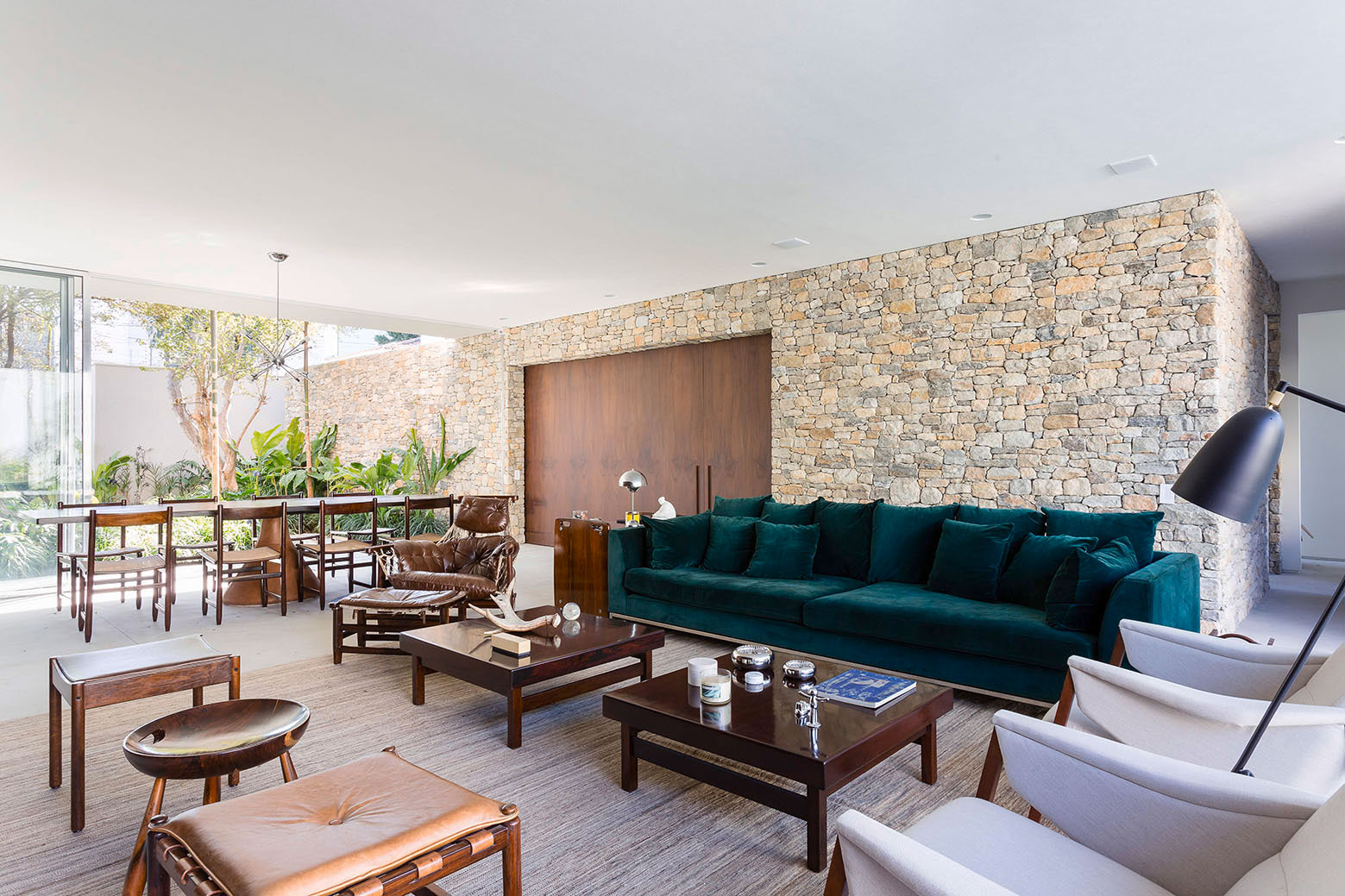 A Stylish and Vibrant Home with Simple and Practical Interiors in São Paulo by Felipe Hess (22)