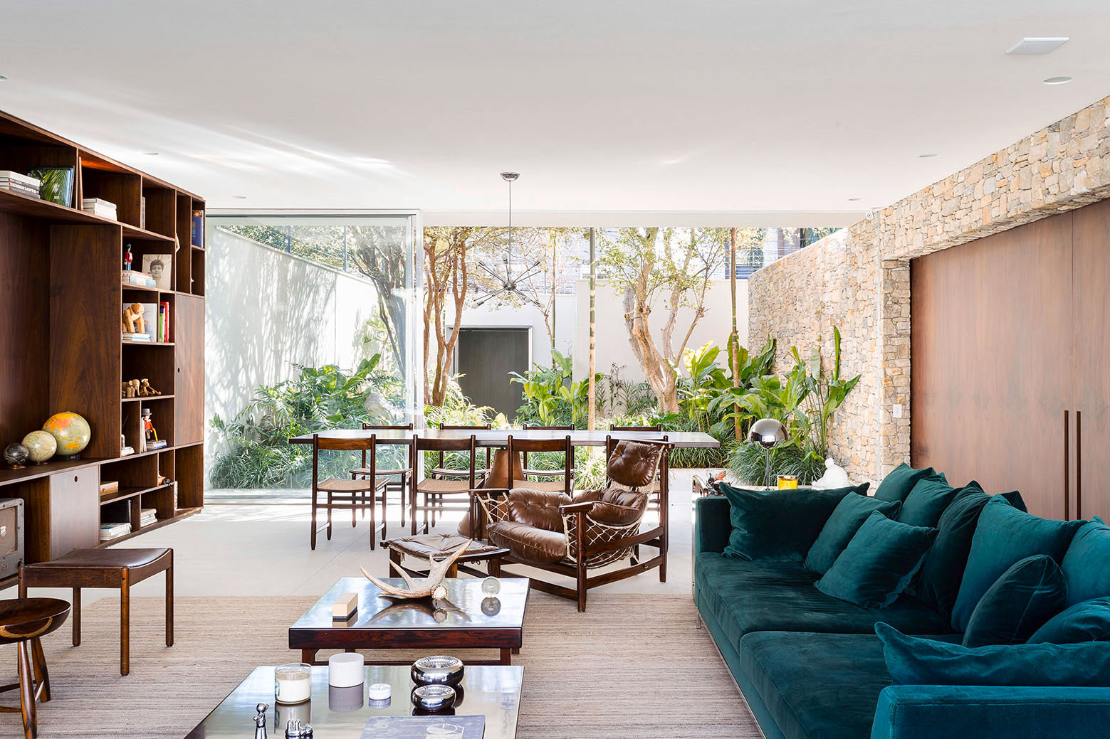 A Stylish and Vibrant Home with Simple and Practical Interiors in São Paulo by Felipe Hess (25)