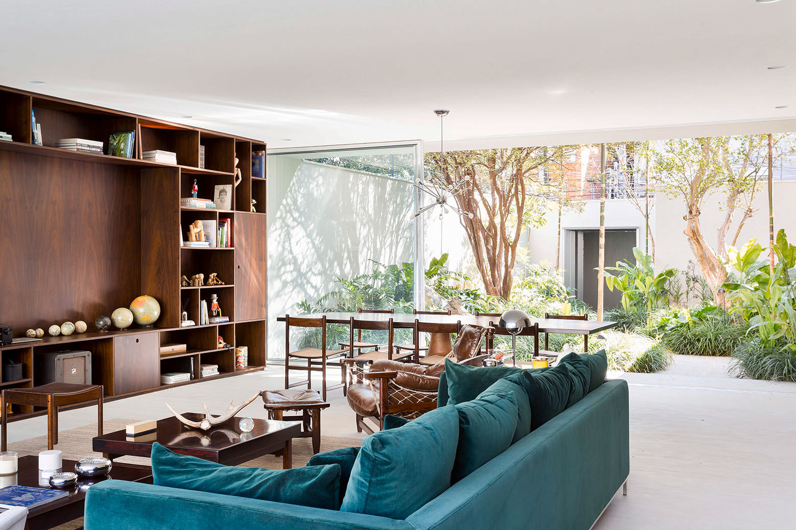 A Stylish and Vibrant Home with Simple and Practical Interiors in São Paulo by Felipe Hess (27)