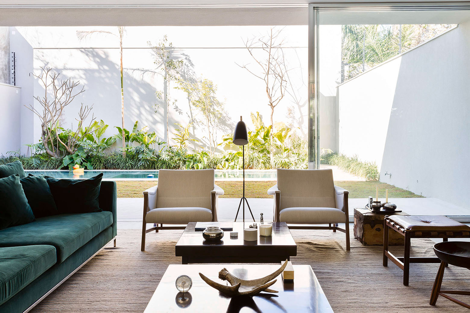 A Stylish and Vibrant Home with Simple and Practical Interiors in São Paulo by Felipe Hess (28)