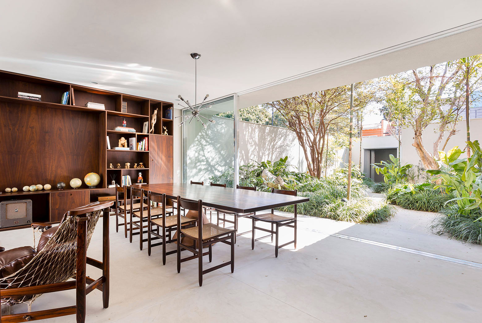 A Stylish and Vibrant Home with Simple and Practical Interiors in São Paulo by Felipe Hess (29)