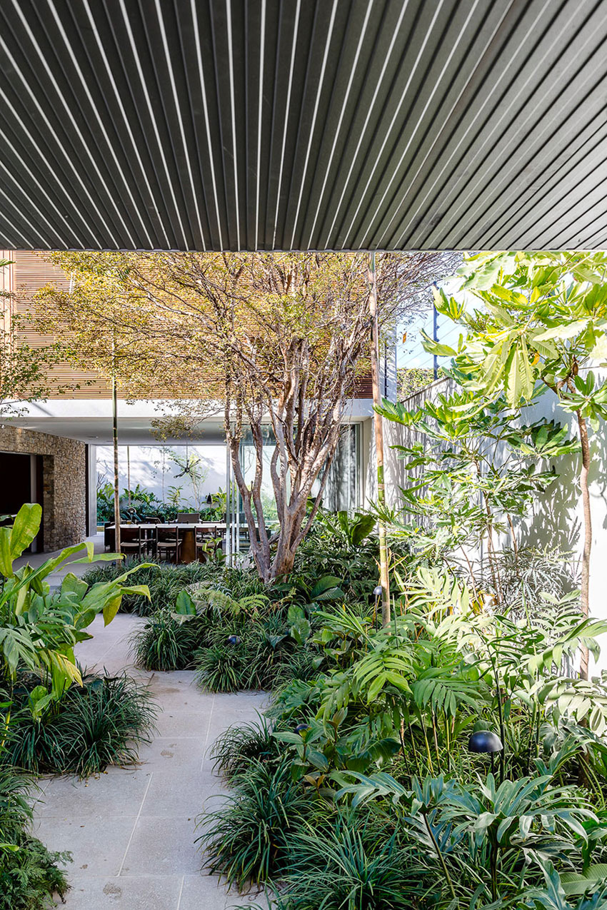 A Stylish and Vibrant Home with Simple and Practical Interiors in São Paulo by Felipe Hess (3)