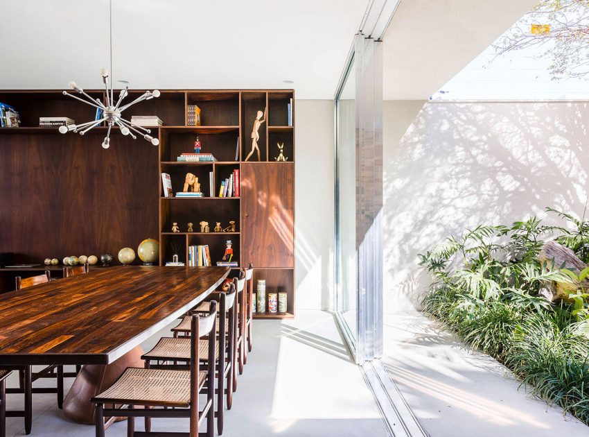 A Stylish and Vibrant Home with Simple and Practical Interiors in São Paulo by Felipe Hess (30)