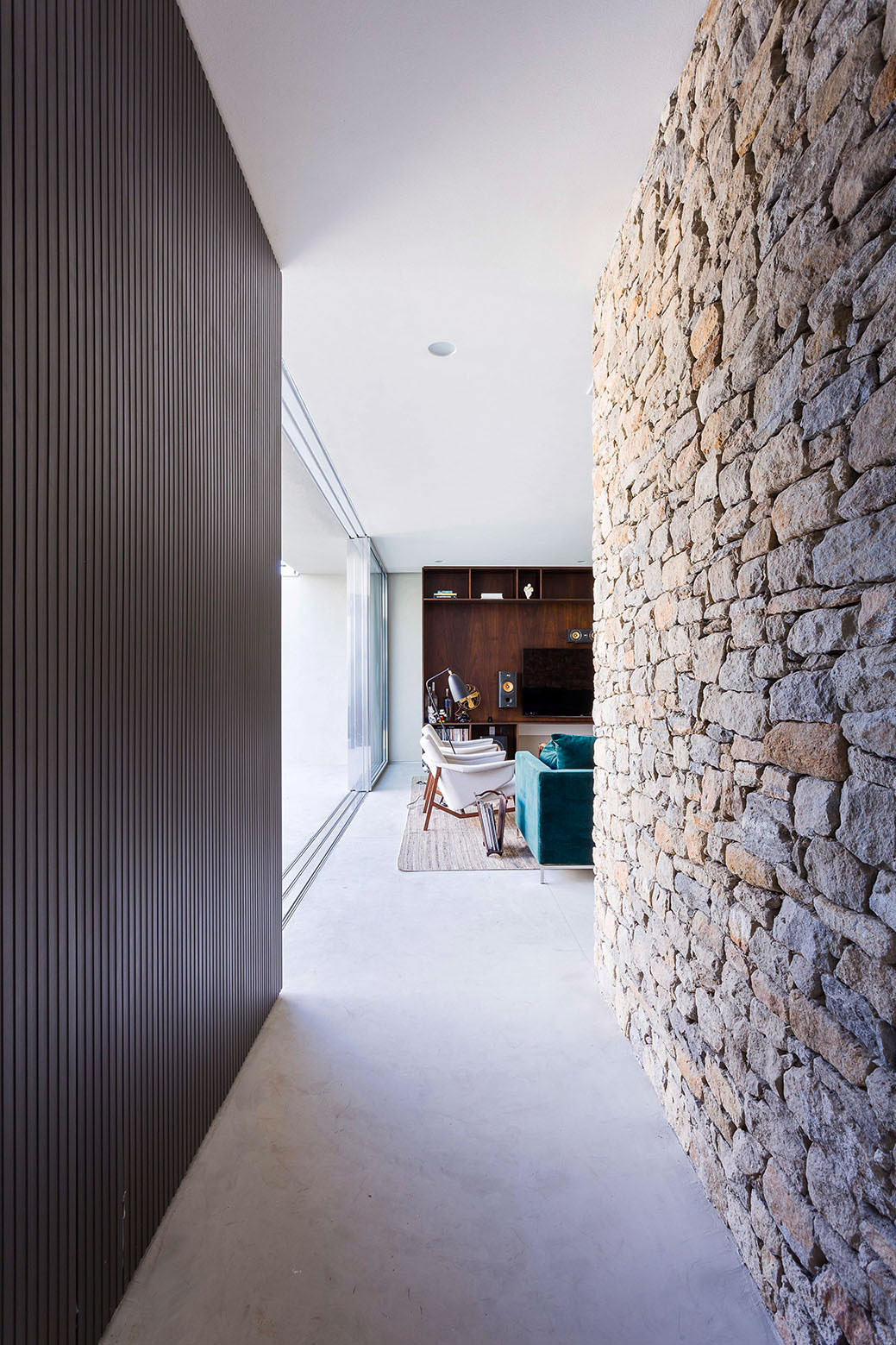 A Stylish and Vibrant Home with Simple and Practical Interiors in São Paulo by Felipe Hess (32)