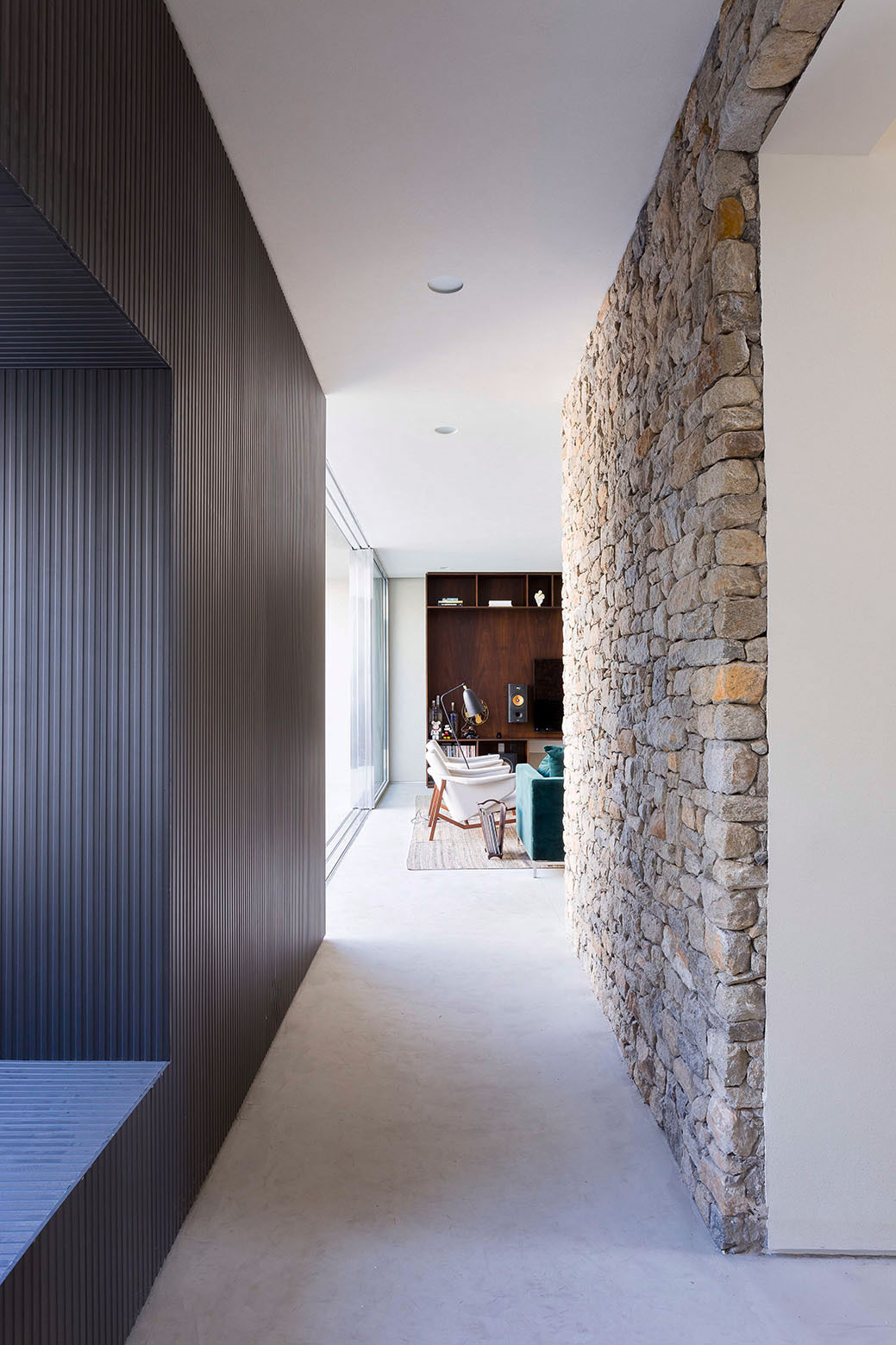 A Stylish and Vibrant Home with Simple and Practical Interiors in São Paulo by Felipe Hess (33)