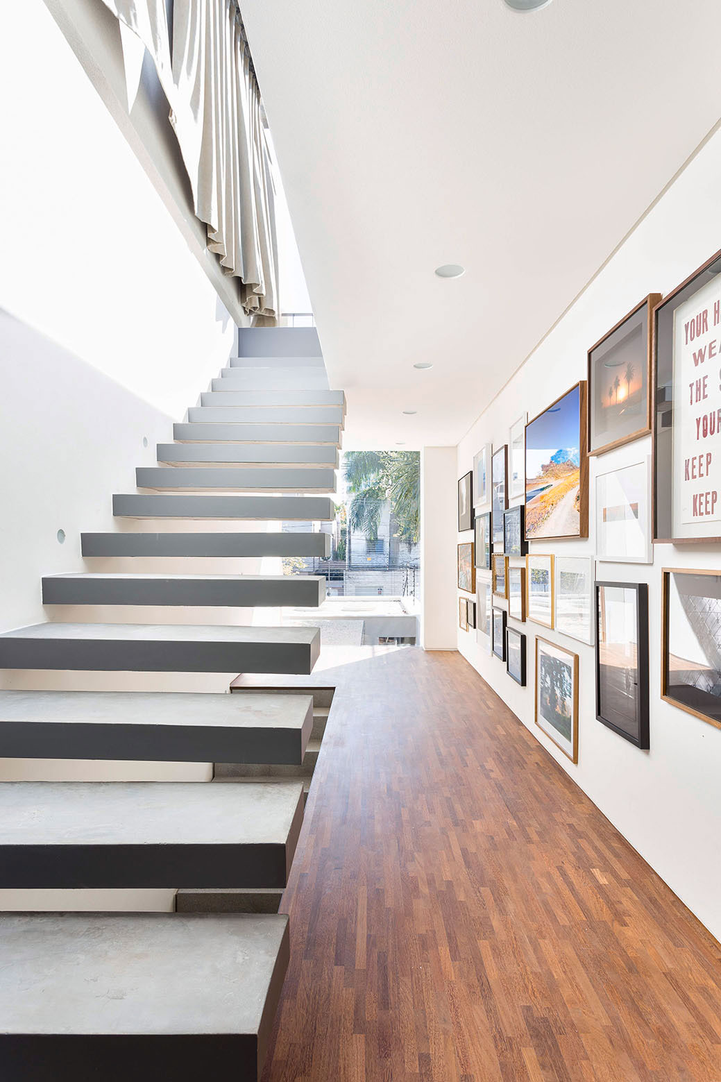 A Stylish and Vibrant Home with Simple and Practical Interiors in São Paulo by Felipe Hess (34)