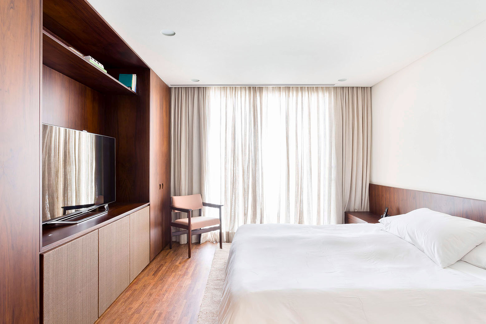 A Stylish and Vibrant Home with Simple and Practical Interiors in São Paulo by Felipe Hess (35)