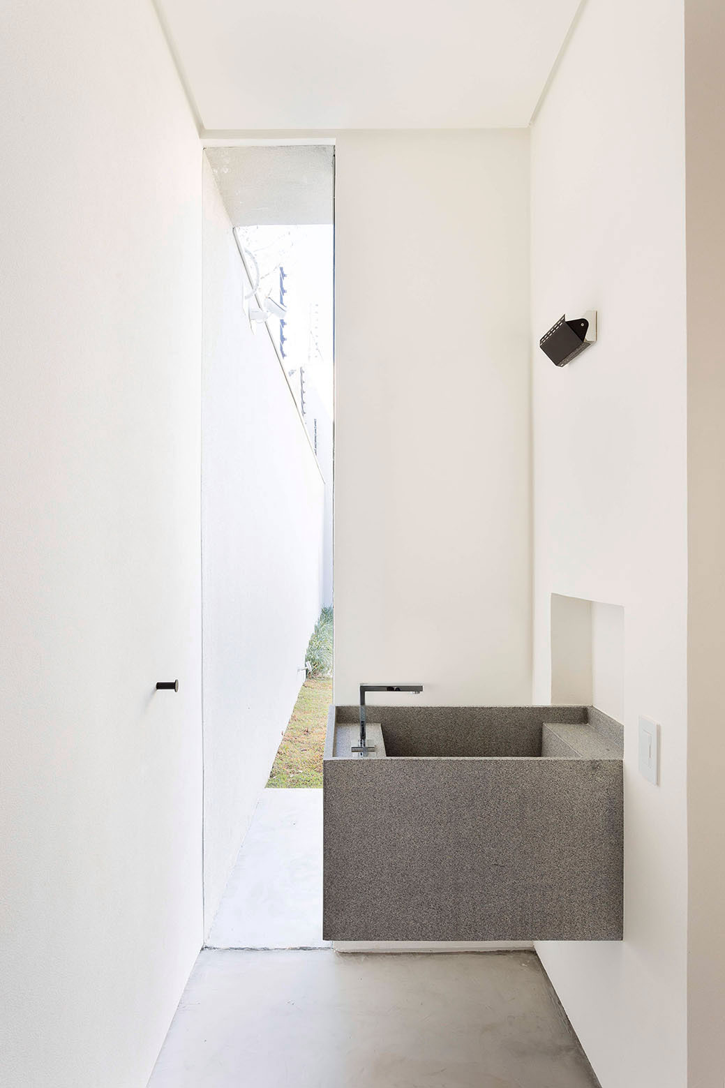 A Stylish and Vibrant Home with Simple and Practical Interiors in São Paulo by Felipe Hess (37)