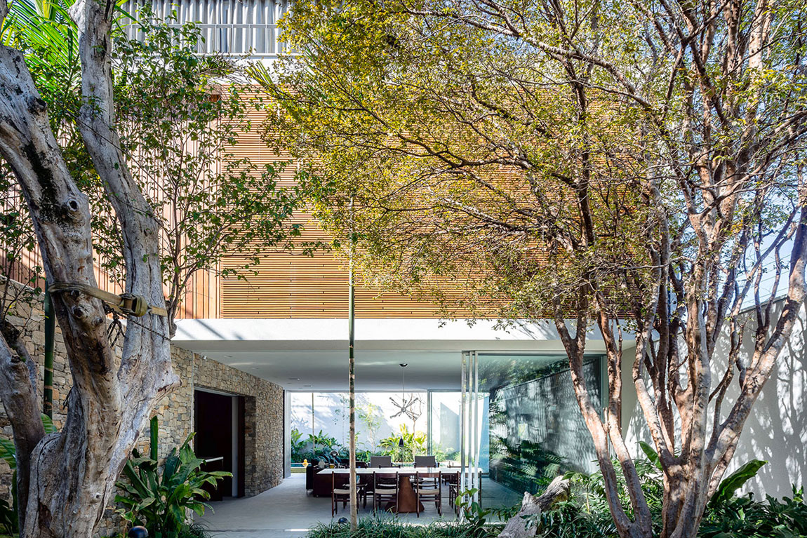 A Stylish and Vibrant Home with Simple and Practical Interiors in São Paulo by Felipe Hess (4)