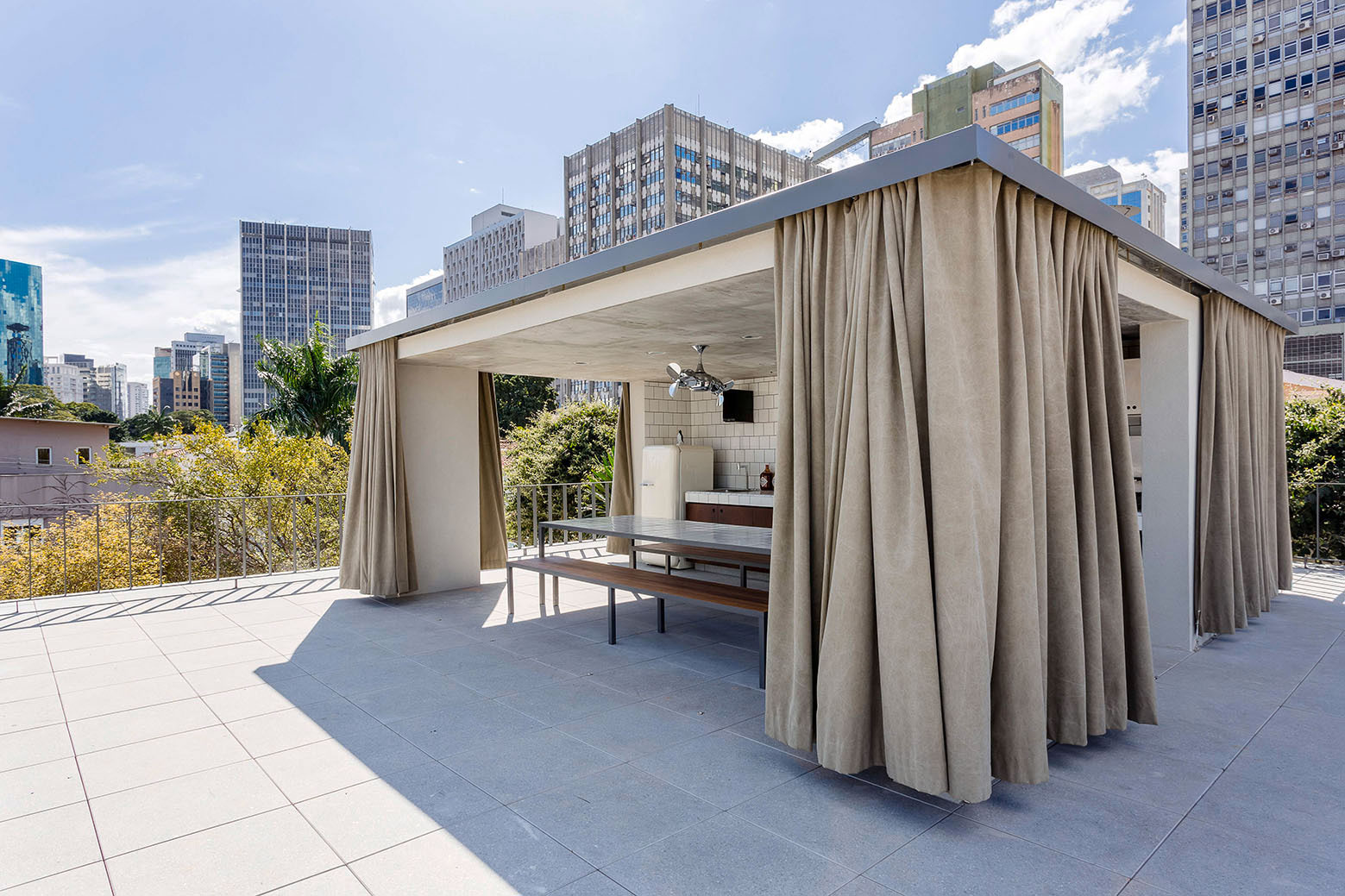 A Stylish and Vibrant Home with Simple and Practical Interiors in São Paulo by Felipe Hess (6)