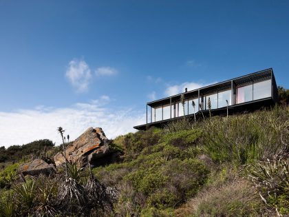 A Sustainable Contemporary Home with Dramatic Sea Views in Valparaíso, Chile by Felipe Assadi (1)