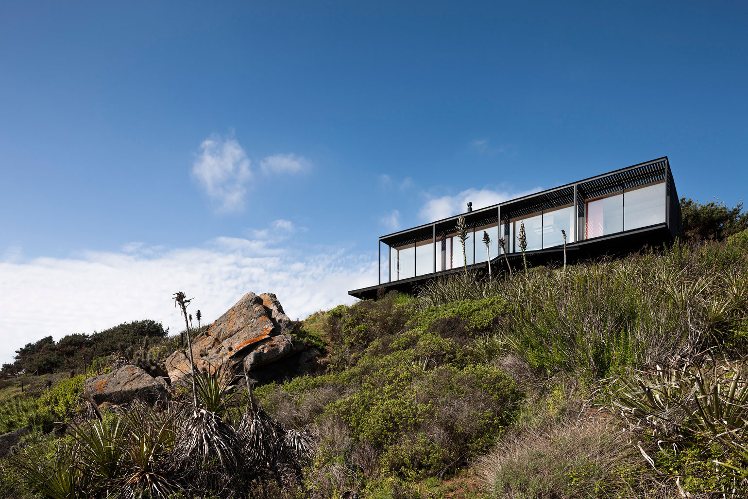 A Sustainable Contemporary Home with Dramatic Sea Views in Valparaíso, Chile by Felipe Assadi (1)