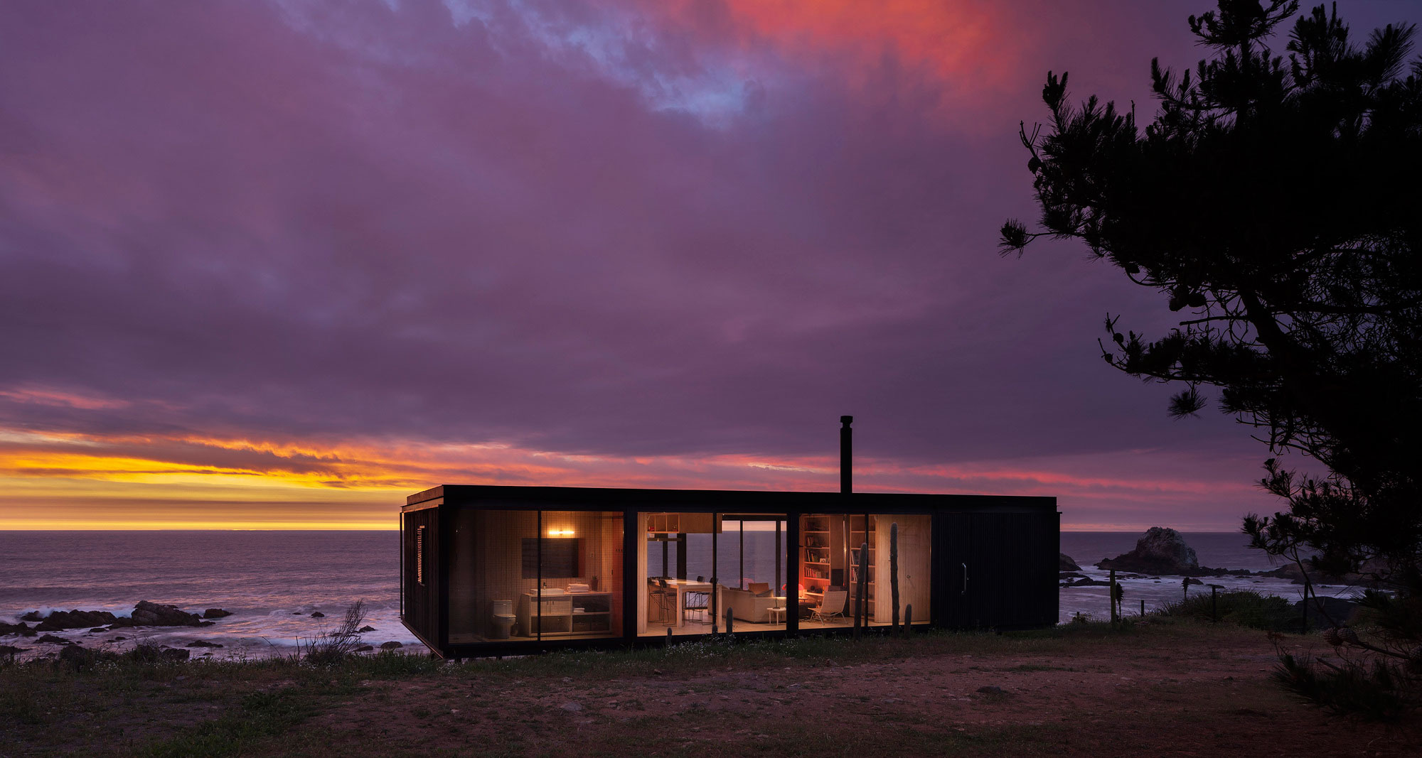 A Sustainable Contemporary Home with Dramatic Sea Views in Valparaíso, Chile by Felipe Assadi (10)
