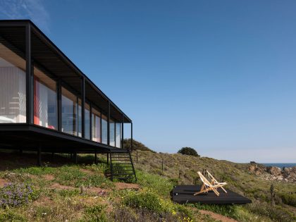 A Sustainable Contemporary Home with Dramatic Sea Views in Valparaíso, Chile by Felipe Assadi (3)